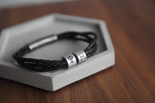 Personalized Bracelet, Dog Paw Bracelet, Leather Bracelet with Dog Name, Dog Memorial Bracelet, Dog Lovers Gift, Dog Mom Gift, Birthday Gift