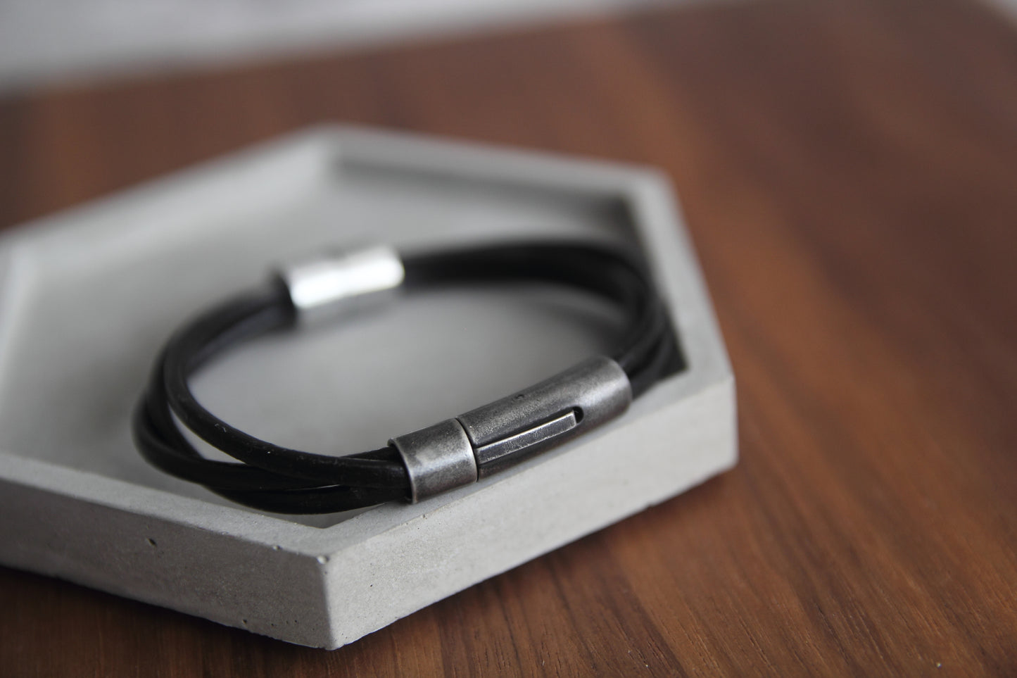 Personalized Bracelet, Dog Paw Bracelet, Leather Bracelet with Dog Name, Dog Memorial Bracelet, Dog Lovers Gift, Dog Mom Gift, Birthday Gift